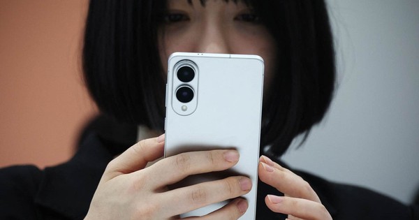 Mẫu điện thoại cao cấp Samsung "mất giá sốc" đến mức khó tin nổi: Mới 5 tháng ra mắt đã tụt hẳn 11 triệu