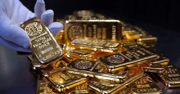 Căng thẳng trừng phạt giữa các nước lớn tác động mạnh lên giá vàng