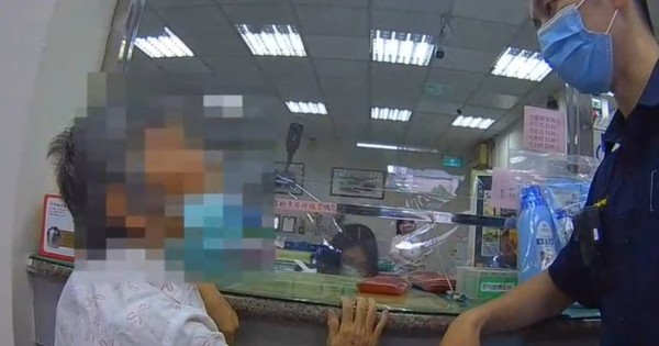 Bà cụ 70 tuổi bị lừa đảo, nghe theo lời thao túng không tưởng của tội phạm, cuối cùng lại lãi lớn gần 2 tỷ
