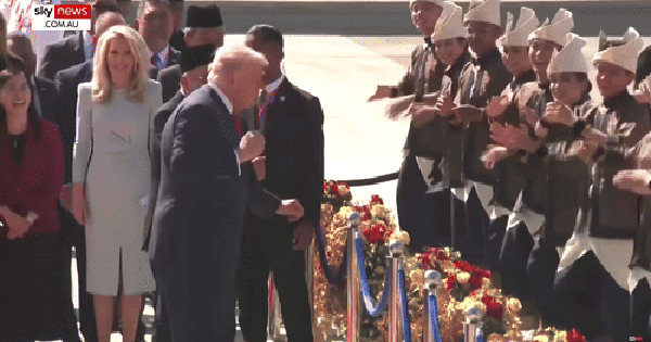 Ông Trump bất ngờ nhảy trên thảm đỏ khi tới dự Hội nghị Thượng đỉnh ASEAN