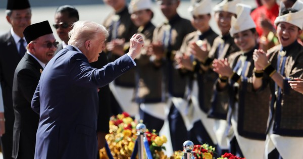 CLIP: Ông Donald Trump nhảy theo điệu nhạc tại sân bay Malaysia