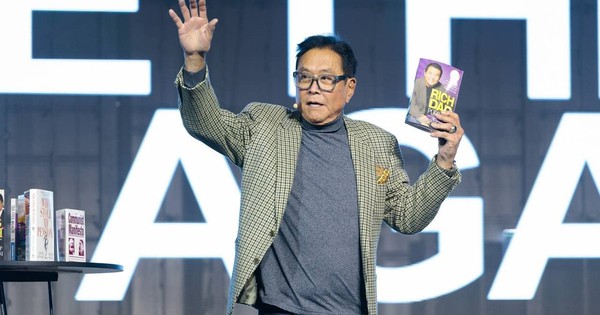 Buổi họp lớp cay đắng khiến tác giả 'Cha giàu, Cha nghèo' than thở: Người nghèo không liều thì mãi không giàu!