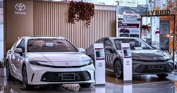 Loạt xe hybrid chạy đua giảm giá dịp cuối năm