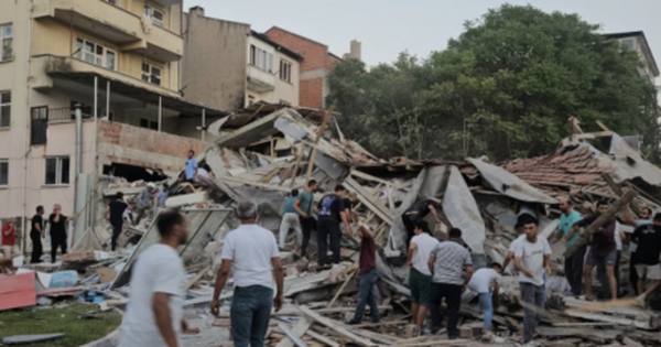 Động đất 6,1 độ Richter làm rung chuyển Thổ Nhĩ Kỳ, nhiều tòa nhà bị hư hại