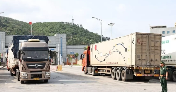 Hàng trăm container sầu riêng 'mắc kẹt' tại cửa khẩu Lạng Sơn