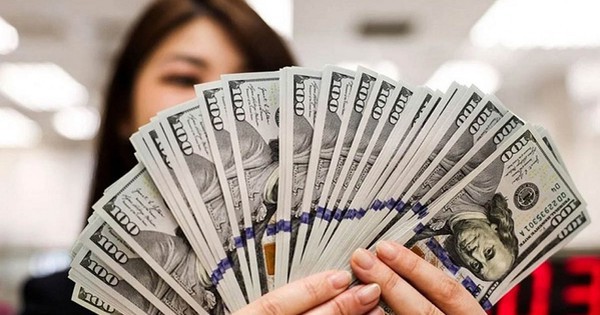 Vì sao tỷ giá USD chợ đen vượt xa giá ngân hàng?