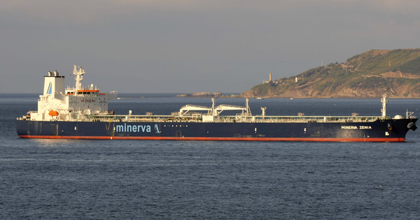 Đội 'tàu ma' chở dầu Nga và Iran vẫn giao hàng như không bị trừng phạt: Hàng chục tỷ USD dầu liên tục cập cảng, hé lộ một 'ông lớn' phương Tây đứng sau hỗ trợ