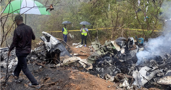 Kinh hoàng: Máy bay lao xuống rừng rậm, không ai sống sót