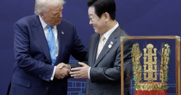 Hàn Quốc tặng ông Trump bản sao vương miện bằng vàng