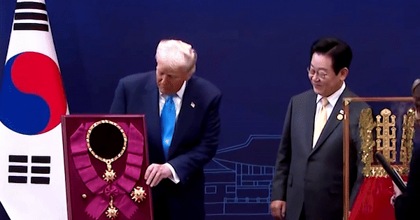 Món quà khiến ông Trump vừa nhận đã thốt lên: "Tôi muốn đeo nó ngay lập tức"