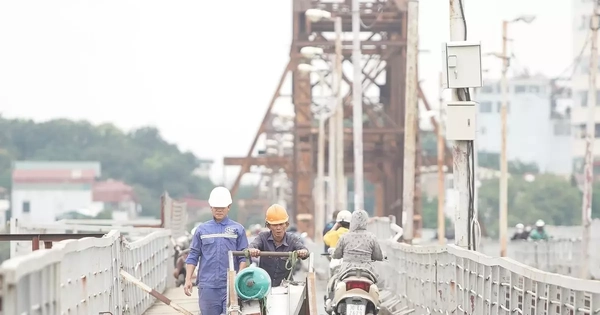 Cầu Long Biên được quây tôn, hạn chế lưu thông để trùng tu