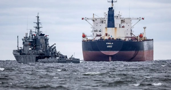 Mỹ giáng đòn trừng phạt, 40.000 tấn dầu của Nga lênh đênh trên biển gần 1 tuần, chưa thể tới tay khách 'ruột'