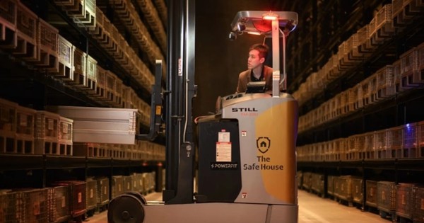 Bên trong kho giữ vàng bạc của giới siêu giàu: Số lượng vàng gửi vào tăng mạnh, thỏi nặng nhất trị giá 2,2 triệu USD