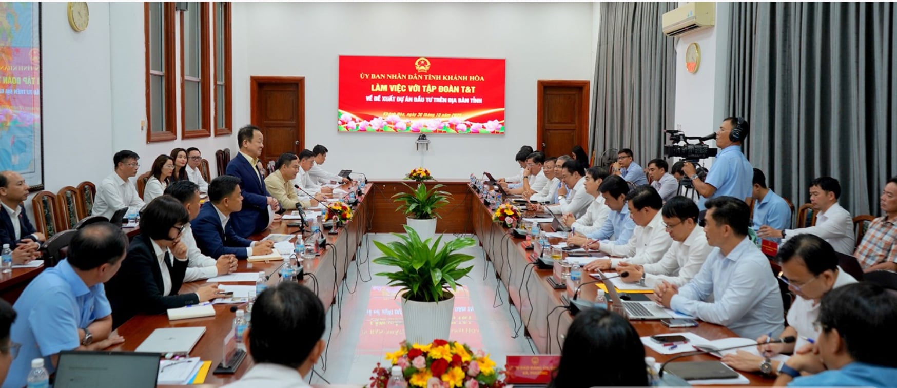 Bầu Hiển trực tiếp làm việc với một tỉnh miền Trung, đề xuất đầu tư loạt dự án khu công nghiệp, năng lượng tái tạo… - Ảnh 1