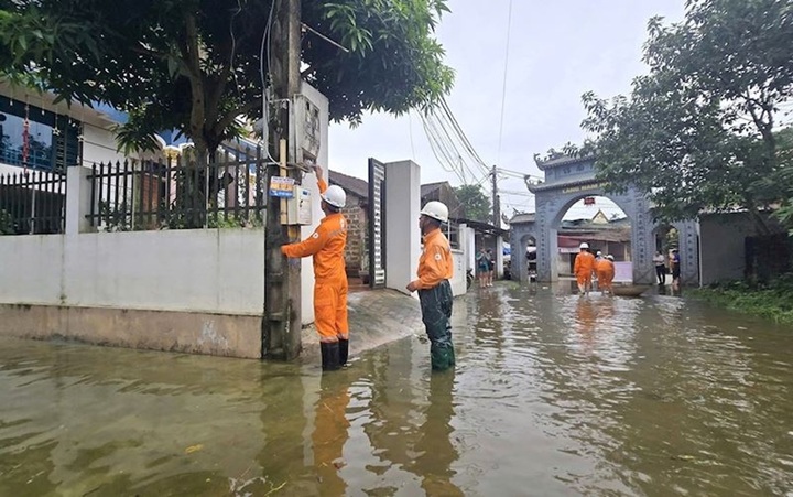 Gần 14.000 khách hàng ở Hà Nội mất điện do ngập úng - Ảnh 1