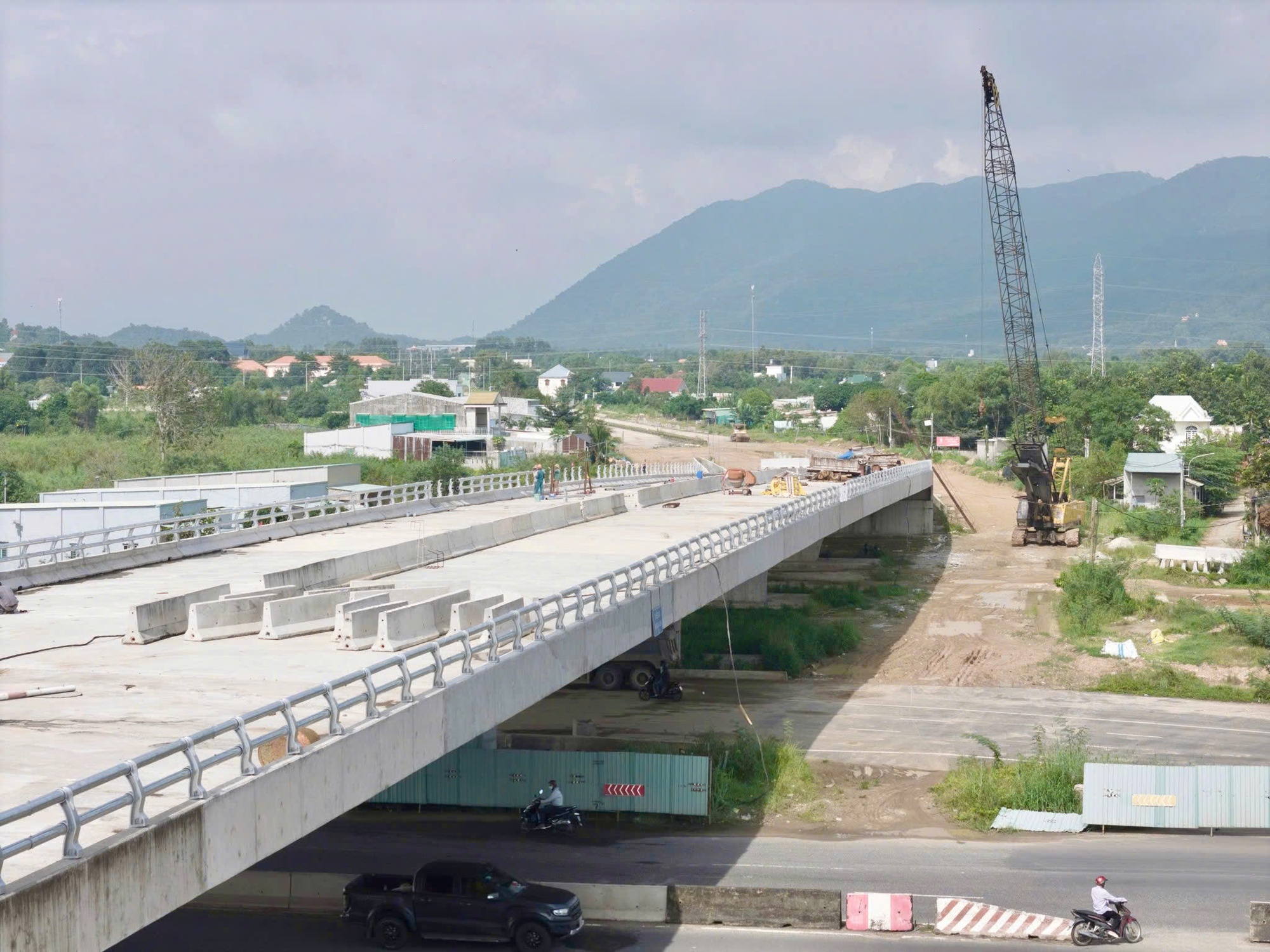 Hình ảnh con đường hơn 3.000 tỉ đồng băng qua đầm lầy đang dần về đích ở TP HCM - Ảnh 4