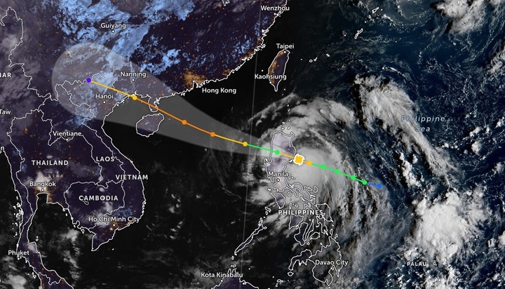Bão số 11 Matmo thành cuồng phong khi vào biển Đông, gió giật 125 km/h - Ảnh 1