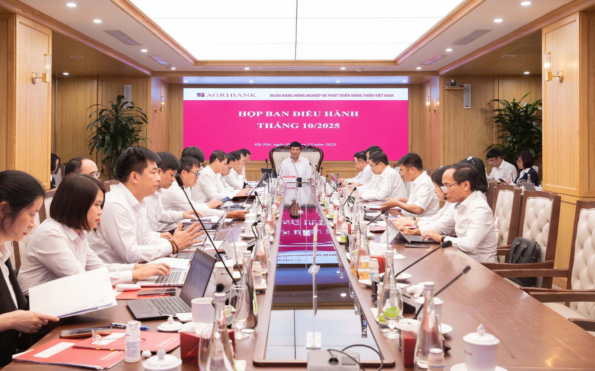 Ngân hàng Big4 đầu tiên hé hộ kết quả kinh doanh 9 tháng: Được gần 18 triệu khách hàng gửi hơn 1,7 triệu tỷ đồng, tỷ lệ nợ xấu nội bảng giảm xuống còn 1,19% - Ảnh 1