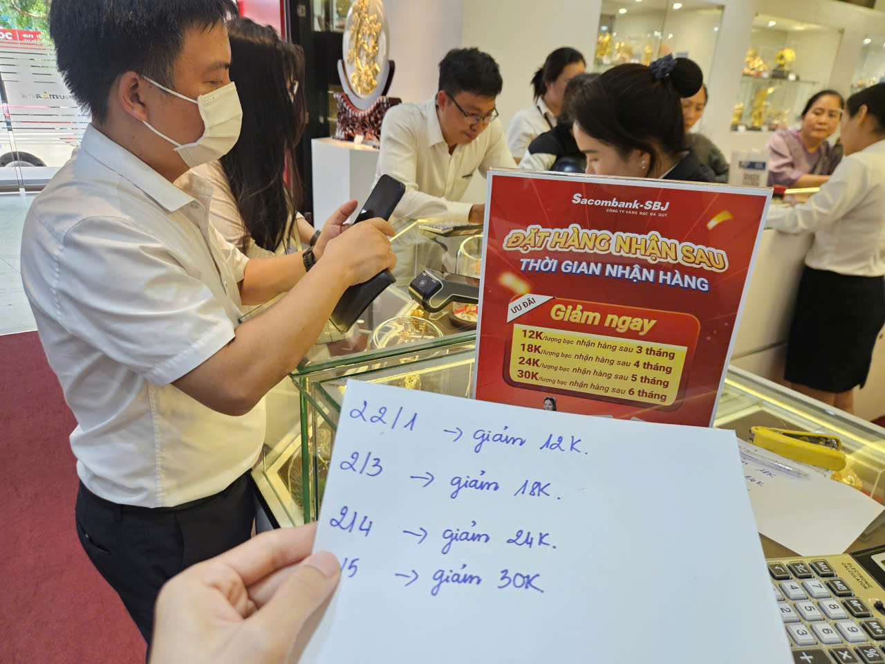 Giá bạc lập kỷ lục, nhiều người vẫn chi cả trăm triệu mua bạc trên giấy - Ảnh 1