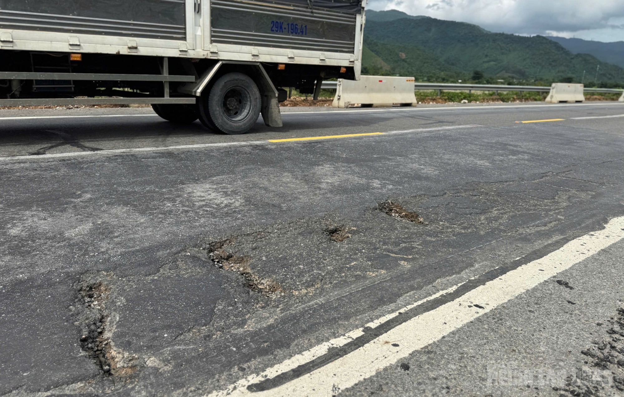 Mặt đường cao tốc La Sơn – Hoà Liên qua Đà Nẵng hư hỏng, bong tróc sau thời gian ngắn khai thác - Ảnh 1