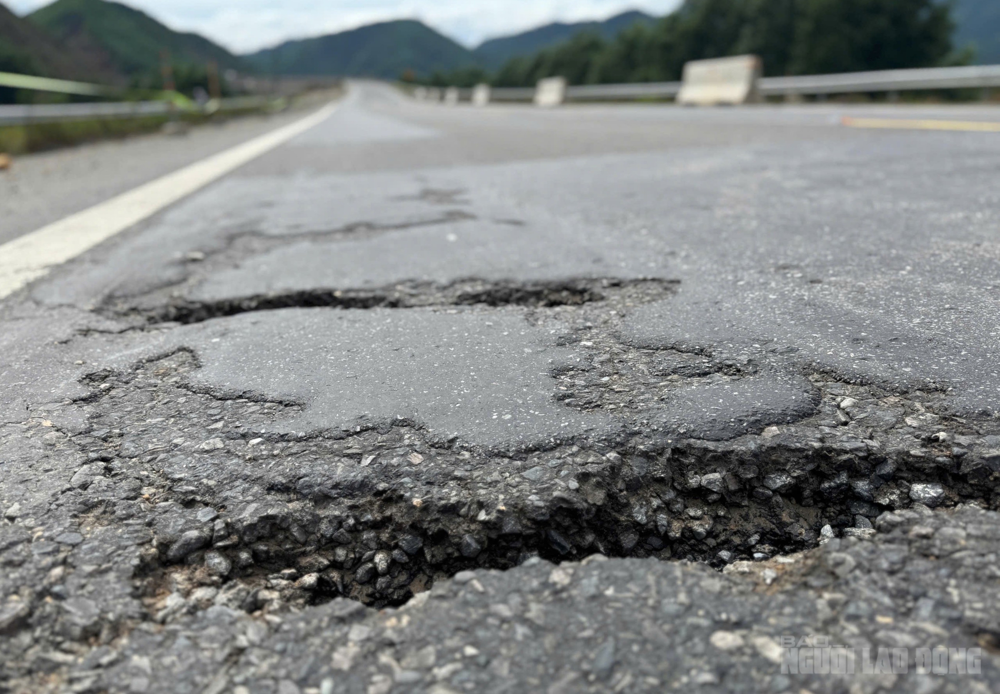 Mặt đường cao tốc La Sơn – Hoà Liên qua Đà Nẵng hư hỏng, bong tróc sau thời gian ngắn khai thác - Ảnh 2