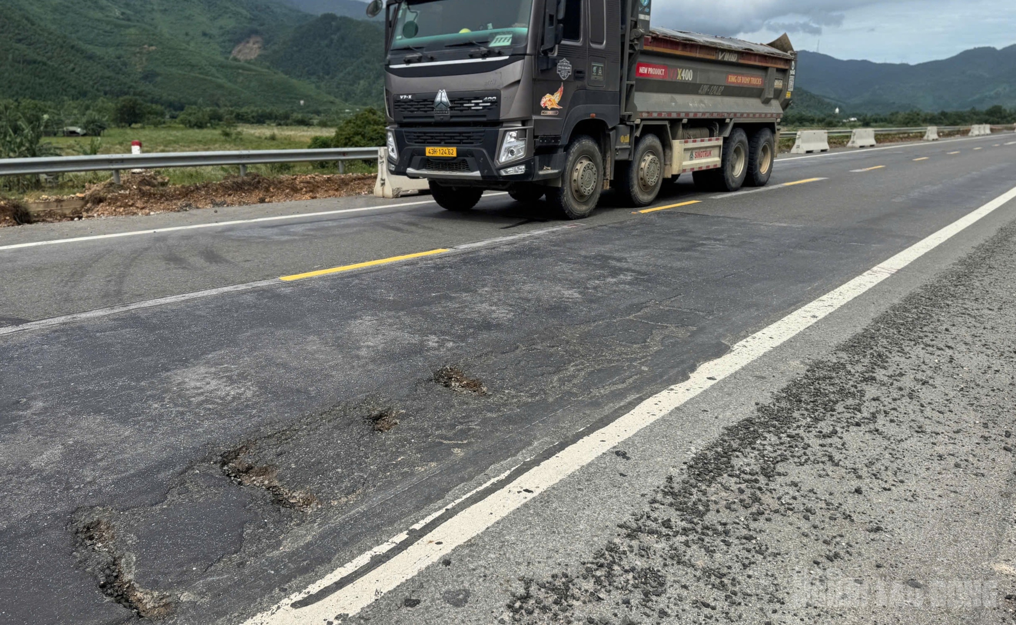 Mặt đường cao tốc La Sơn – Hoà Liên qua Đà Nẵng hư hỏng, bong tróc sau thời gian ngắn khai thác - Ảnh 3