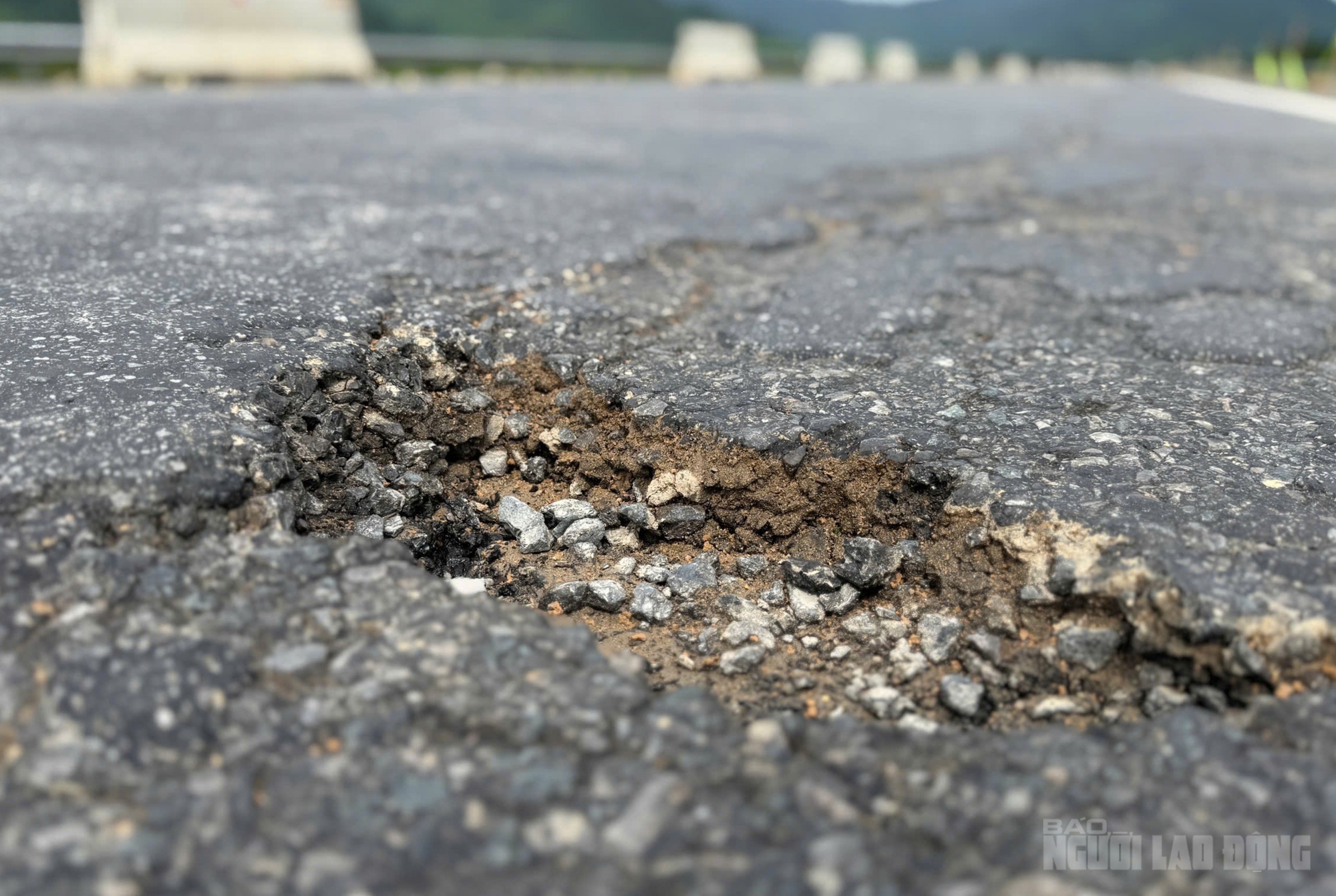 Mặt đường cao tốc La Sơn – Hoà Liên qua Đà Nẵng hư hỏng, bong tróc sau thời gian ngắn khai thác - Ảnh 4