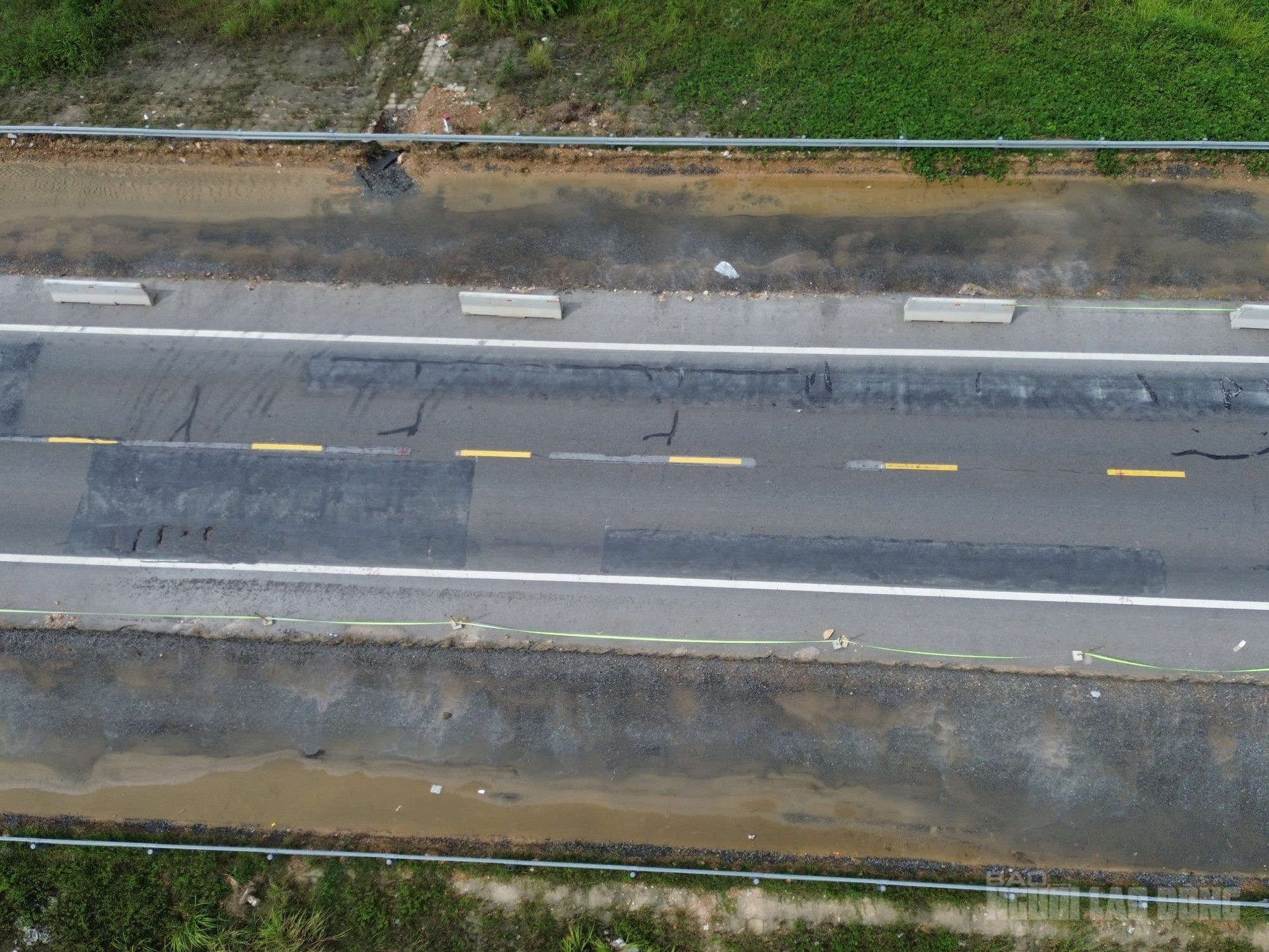 Mặt đường cao tốc La Sơn – Hoà Liên qua Đà Nẵng hư hỏng, bong tróc sau thời gian ngắn khai thác - Ảnh 5