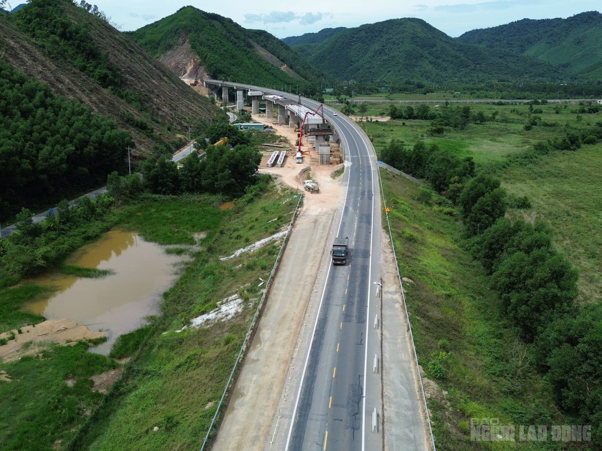 Mặt đường cao tốc La Sơn – Hoà Liên qua Đà Nẵng hư hỏng, bong tróc sau thời gian ngắn khai thác - Ảnh 6