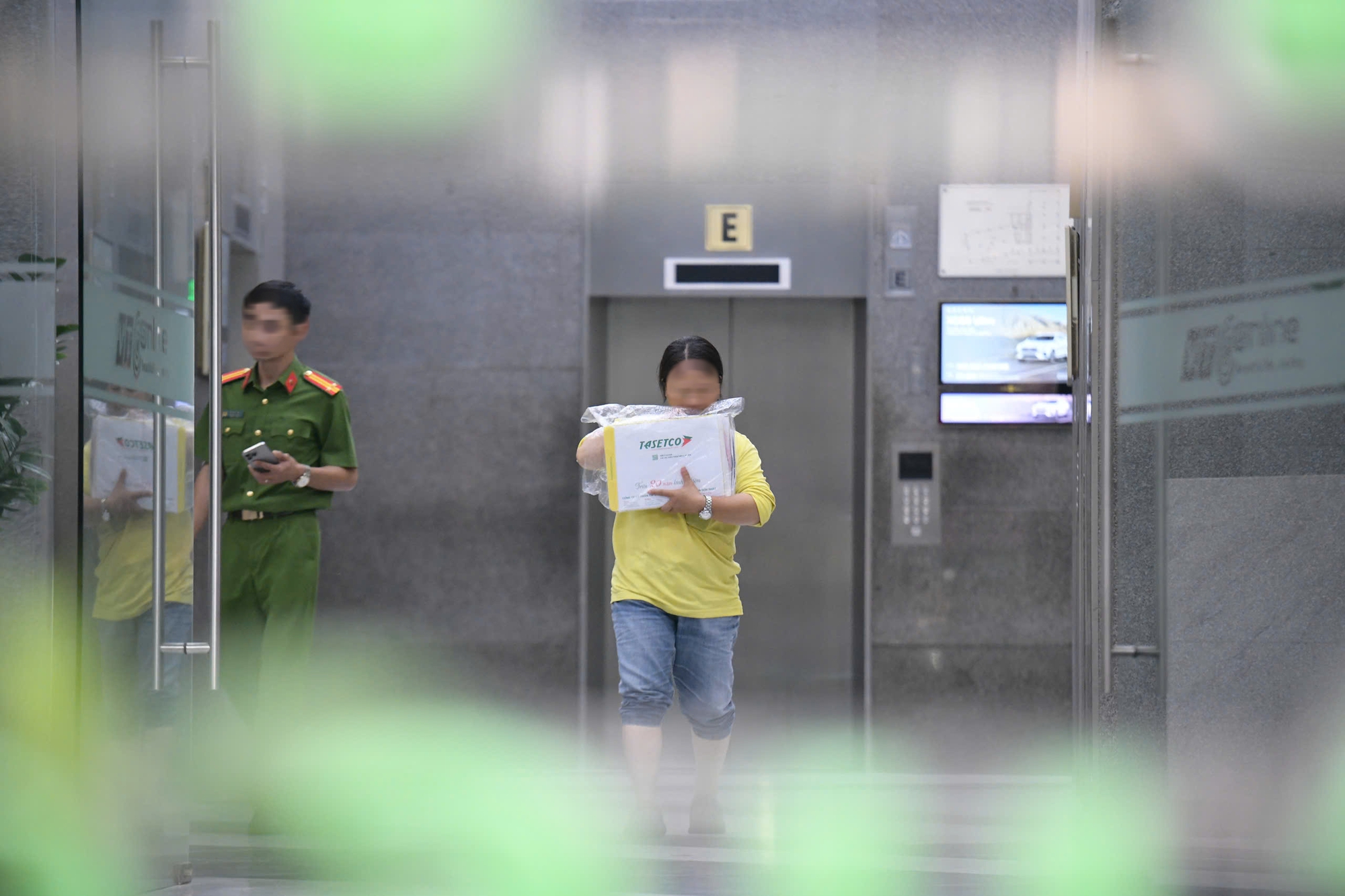 Làm việc với Shark Bình, nhiều công an có mặt tại công ty - Ảnh 1