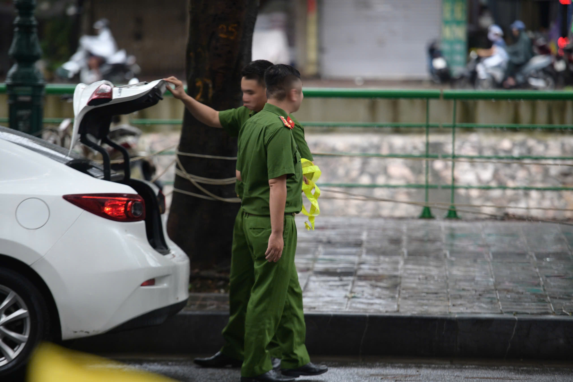 Làm việc với Shark Bình, nhiều công an có mặt tại công ty - Ảnh 2