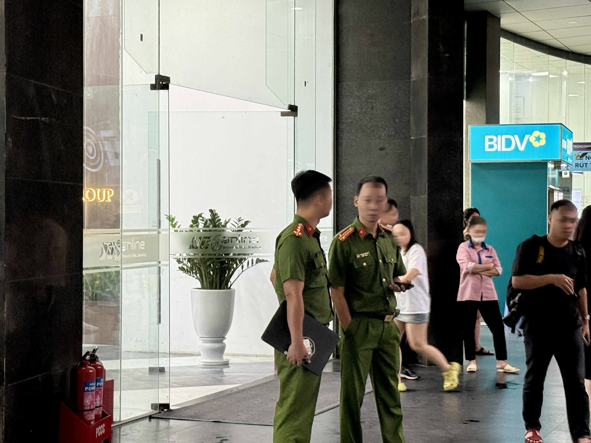 Làm việc với Shark Bình, nhiều công an có mặt tại công ty - Ảnh 3