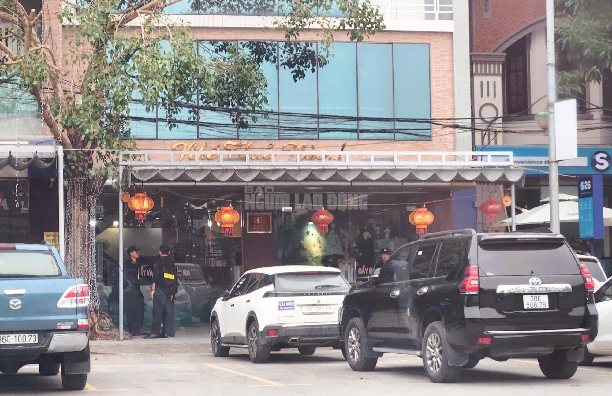 Nhiều cảnh sát phong tỏa, xuất hiện tại nhà 1 doanh nhân có tiếng ở Thanh Hóa - Ảnh 1