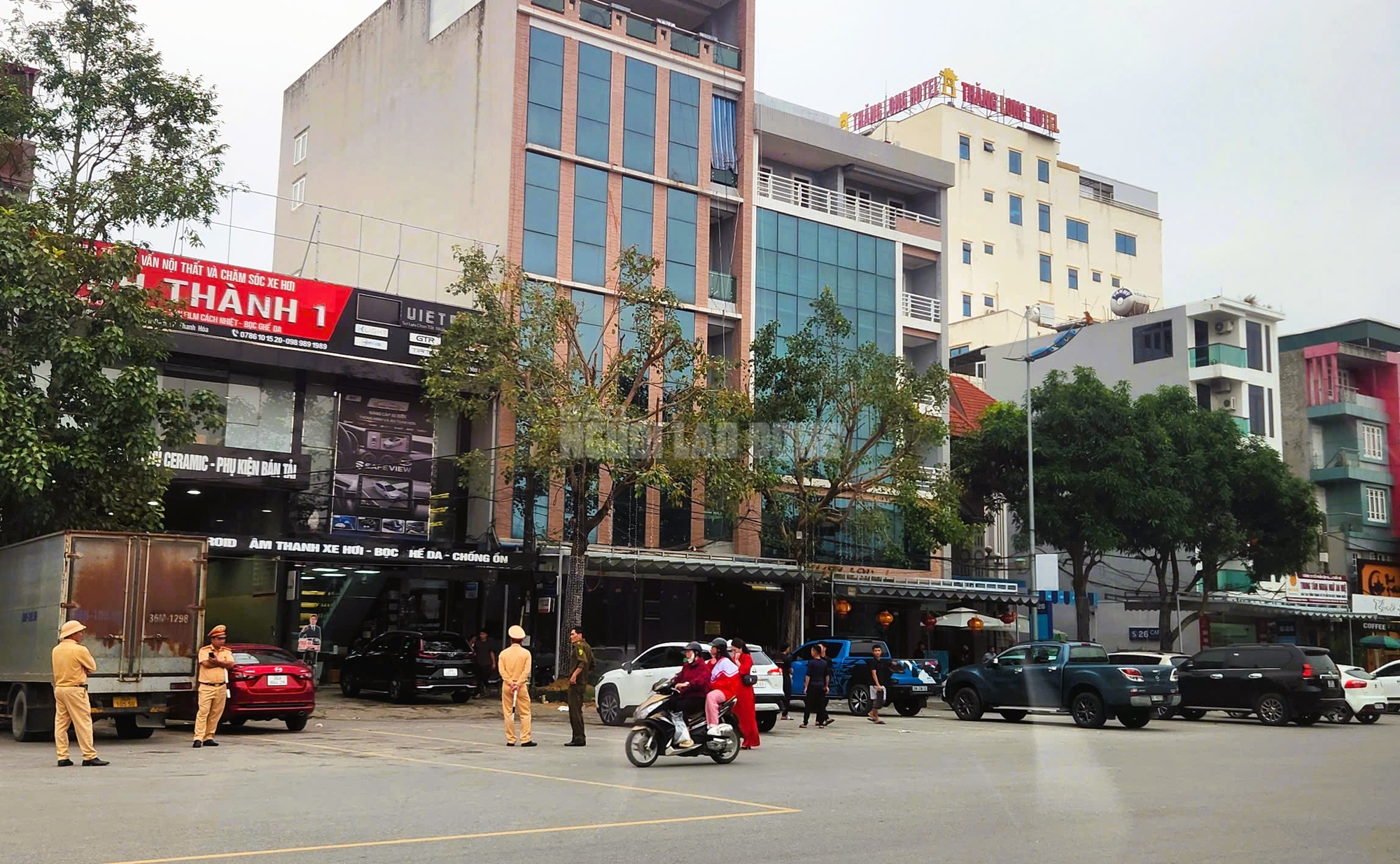 Nhiều cảnh sát phong tỏa, xuất hiện tại nhà 1 doanh nhân có tiếng ở Thanh Hóa - Ảnh 2