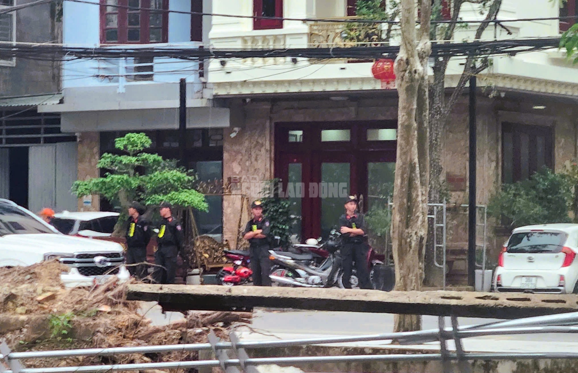 Nhiều cảnh sát phong tỏa, xuất hiện tại nhà 1 doanh nhân có tiếng ở Thanh Hóa - Ảnh 3