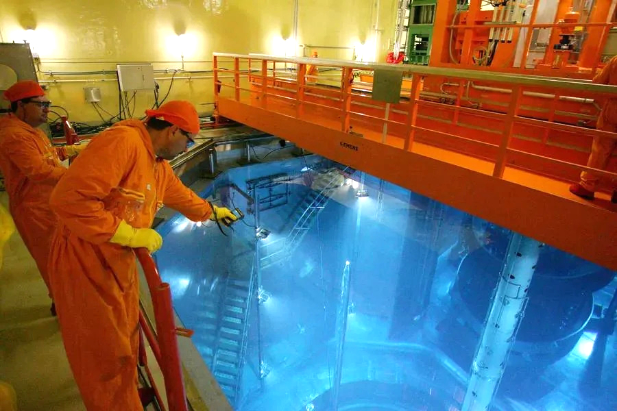 Công nhân rơi xuống khoang nước trong lò hạt nhân, uống phải thứ nguy hiểm: Kết quả đo đáng sợ - Ảnh 1