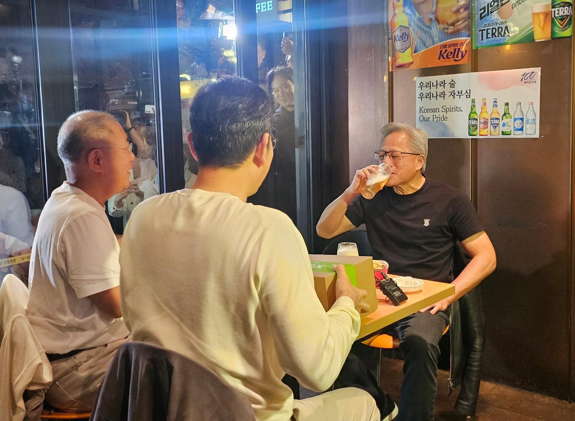 Đây là cách CEO công ty 5.000 tỷ USD bán hàng: Uống bia, ăn gà rán với Chủ tịch Samsung, Jensen Huang lập tức chốt xong đơn 50.000 GPU - Ảnh 1