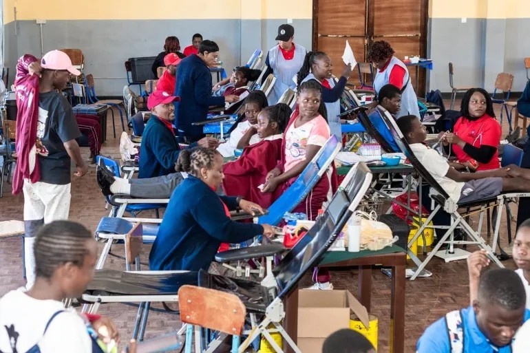 Bệnh nhân nghèo khổ vì giá máu cao - Ảnh 1