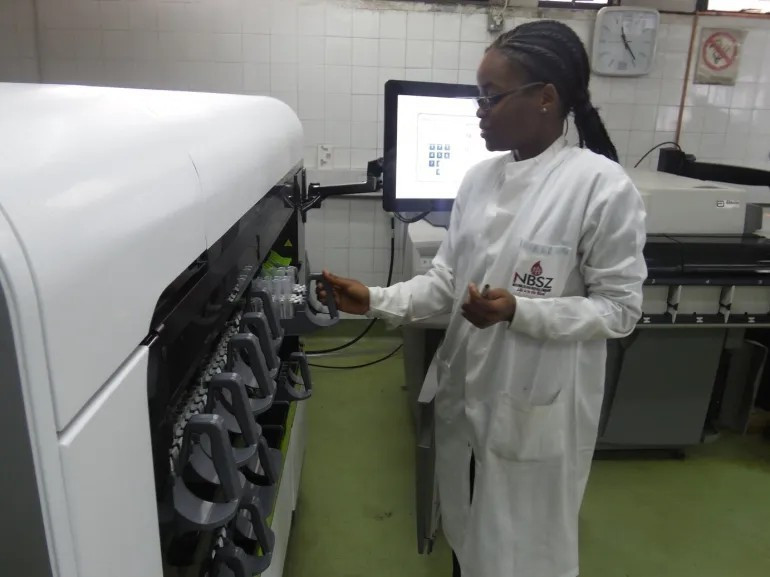 Bệnh nhân nghèo khổ vì giá máu cao - Ảnh 5