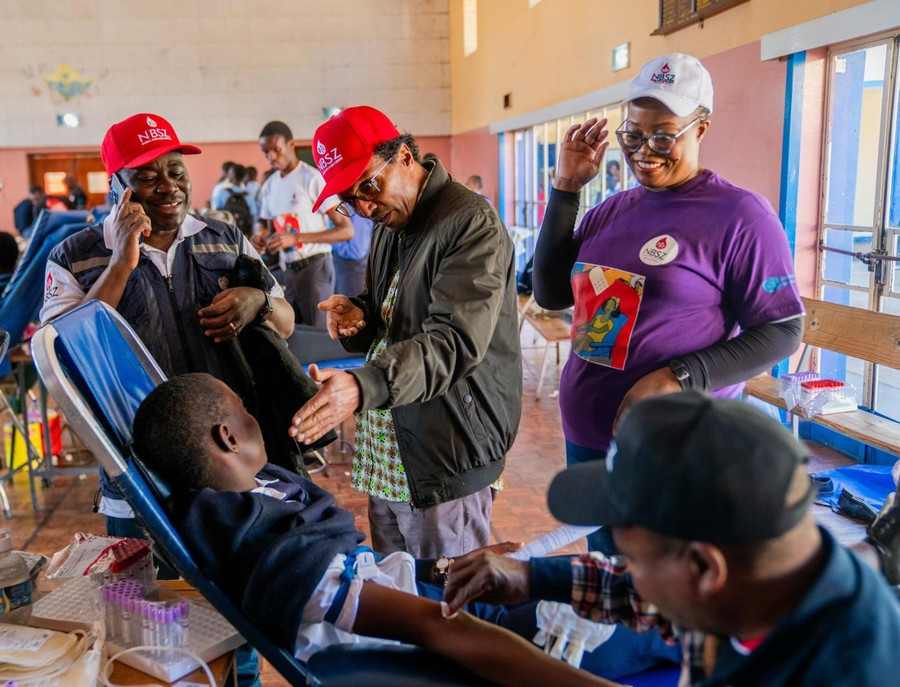 Bệnh nhân nghèo khổ vì giá máu cao - Ảnh 3