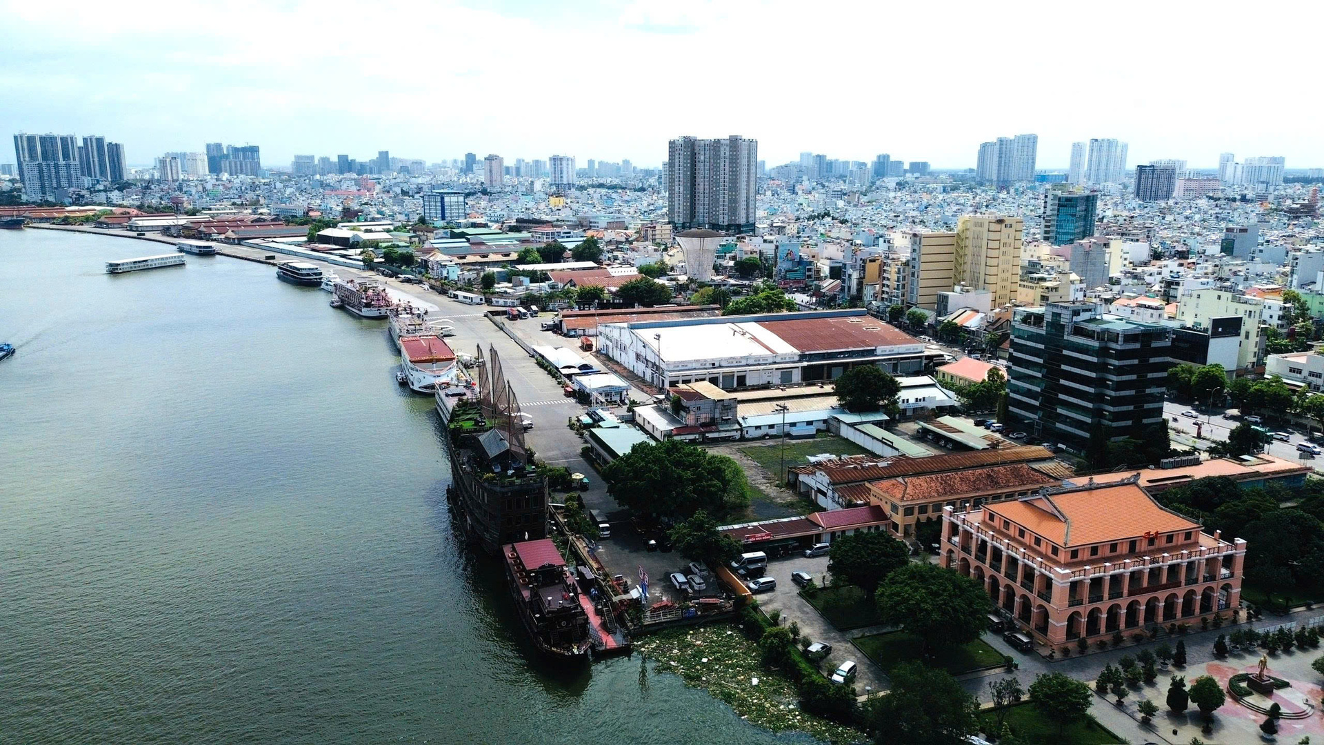 Loạt dự án 'đất vàng' trung tâm TP.HCM dần khởi động sau nhiều năm 'quây tôn' - Ảnh 1