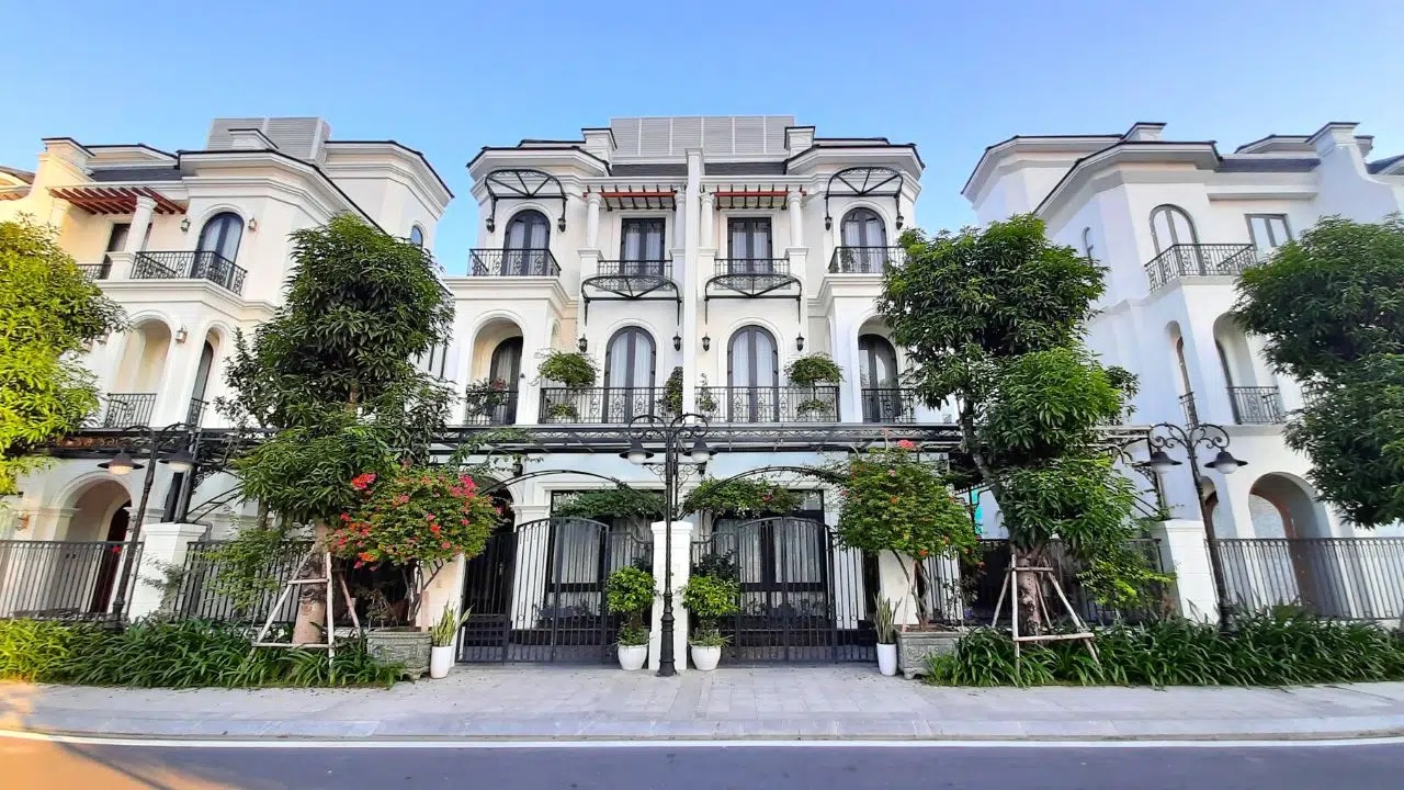 Hai khu nhà giàu bậc nhất Hà Nội, nơi Huấn Hoa Hồng sở hữu biệt thự sang chảnh, sổ đỏ thành tệp có gì đặc biệt? - Ảnh 2