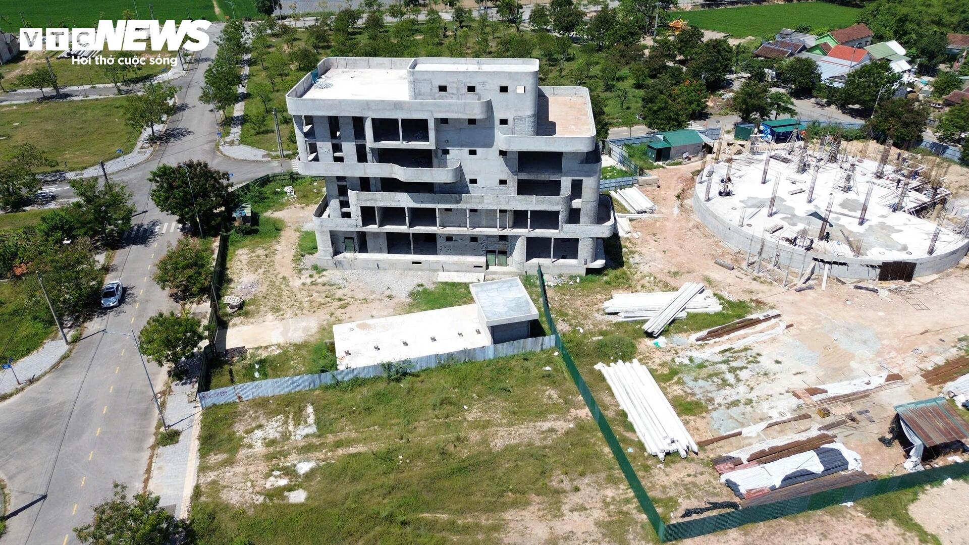 Cận cảnh toà nhà công nghệ ở Huế 'đứng bánh' vì nhà thầu thi công 'chạy làng' - Ảnh 1