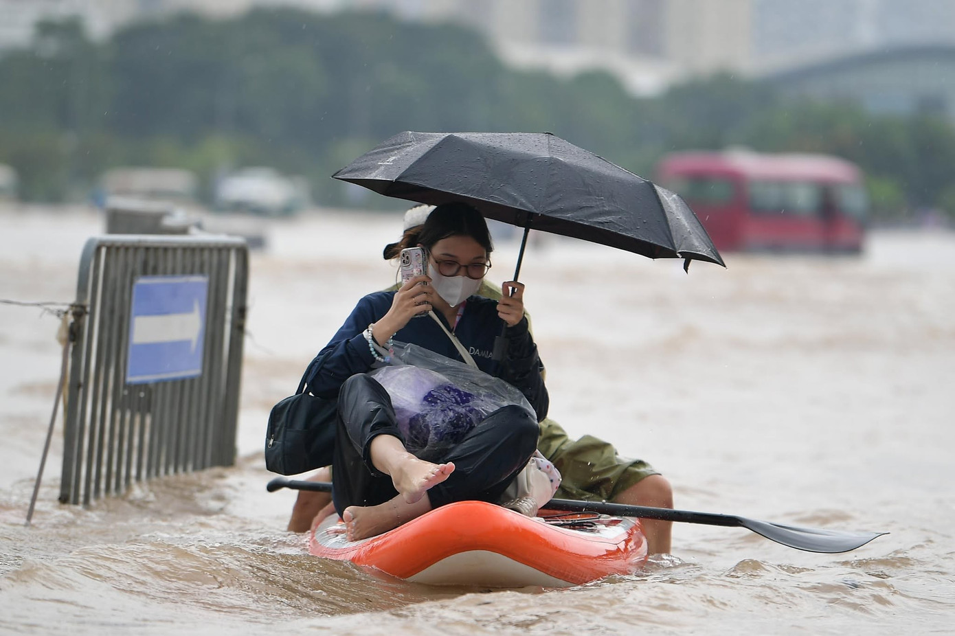 CẬP NHẬT: 54 điểm ngập sâu ở Hà Nội, người dân di chuyển bằng thuyền ở Mỹ Đình - Ảnh 9