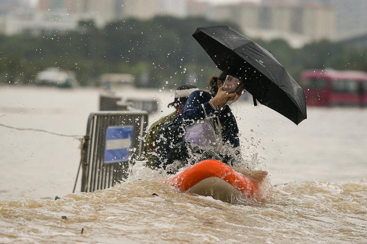 CẬP NHẬT: 54 điểm ngập sâu ở Hà Nội, người dân di chuyển bằng thuyền ở Mỹ Đình - Ảnh 10