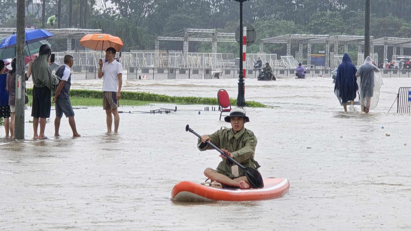 CẬP NHẬT: 54 điểm ngập sâu ở Hà Nội, người dân di chuyển bằng thuyền ở Mỹ Đình - Ảnh 12