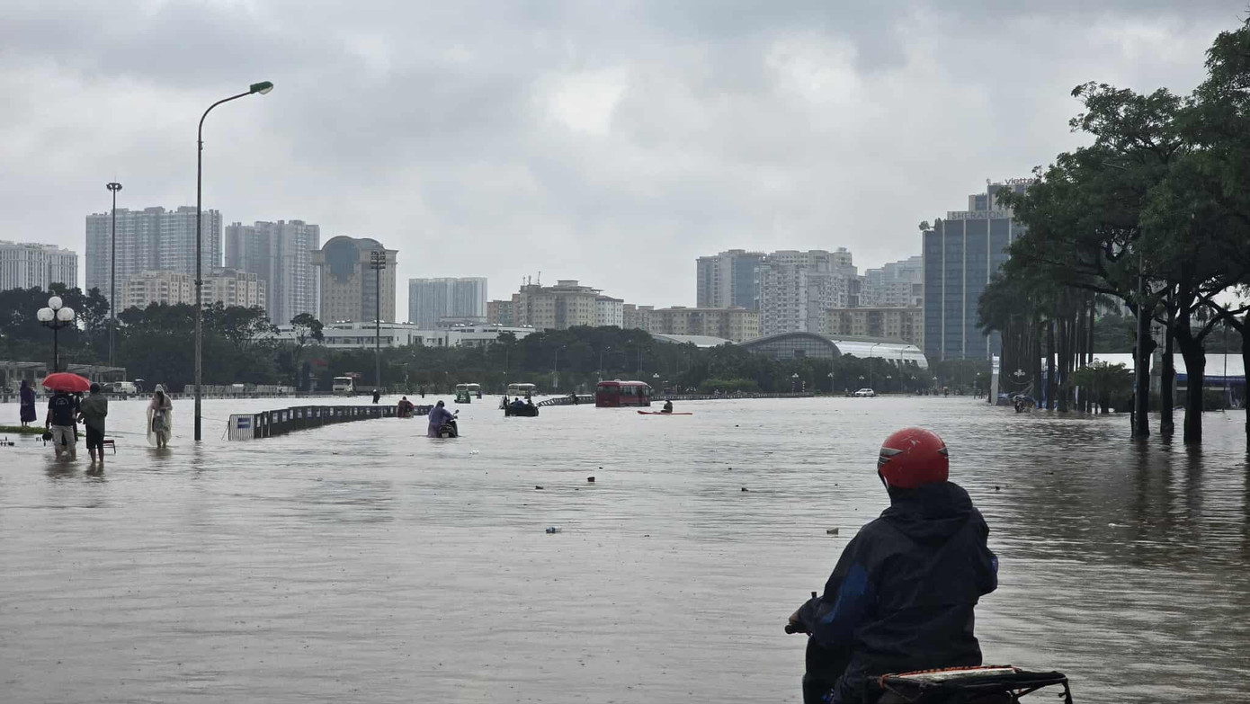 CẬP NHẬT: 54 điểm ngập sâu ở Hà Nội, người dân di chuyển bằng thuyền ở Mỹ Đình - Ảnh 11