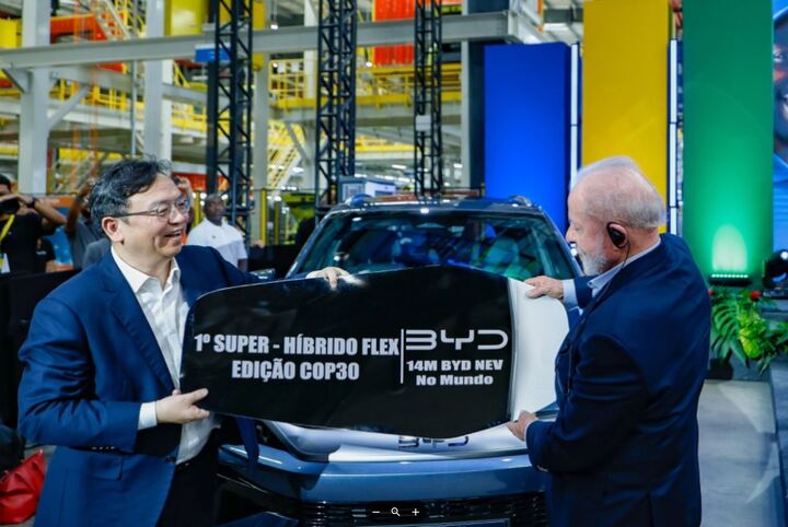 Tổng thống Brazil được tặng chiếc xe thứ 14 triệu của BYD - Ảnh 1