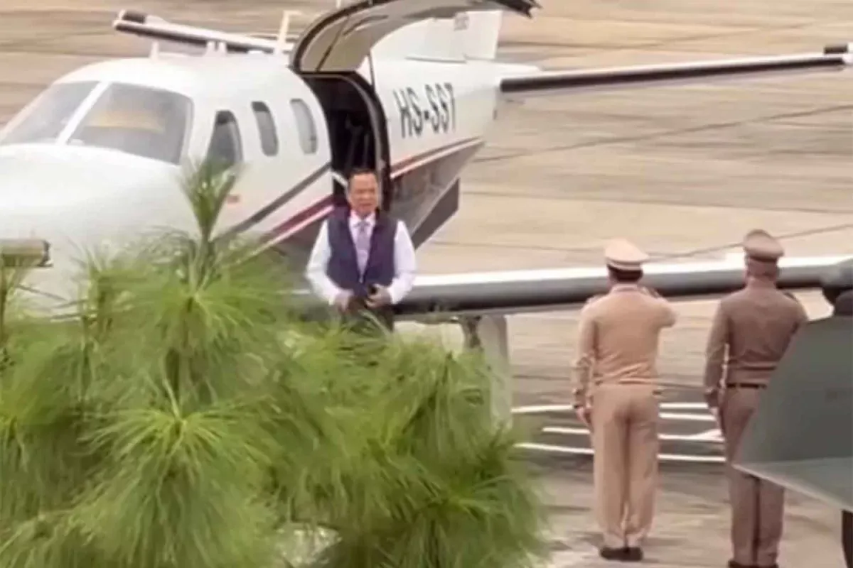 Thủ tướng Thái Lan Anutin trực tiếp lái máy bay vận chuyển tạng hiến, cứu sống 7 bệnh nhân - Ảnh 2