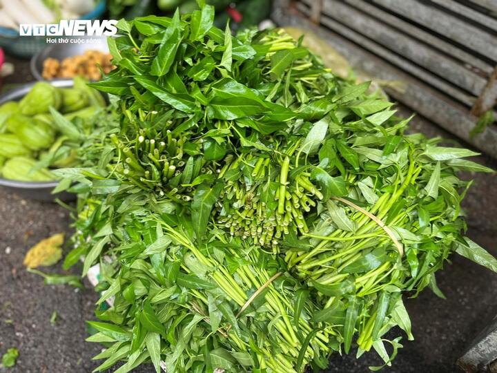 Giá rau xanh ở Hà Nội ‘nhảy múa’, đắt gấp đôi sau bão Bualoi - Ảnh 3